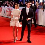 Ein ganz schön stylisches Paar in Schwarz und Weiß geben Kate Mara und Jamie Bell bei der Premiere von "Film Stars Don't Die in Liverpool" ab. Kates Kleid stammt von David Koma.
