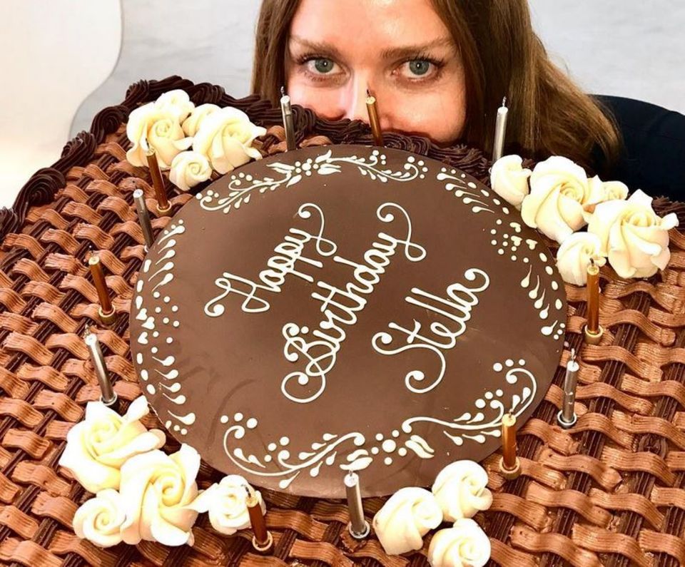 Stella McCartney versteckt sich hinter ihrer riesigen Schokoladen-Geburtstagstorte. Stella McCartney versteckt sich hinter ihrer riesigen Schokoladen-Geburtstagstorte.