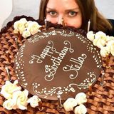 Stella McCartney versteckt sich hinter ihrer riesigen Schokoladen-Geburtstagstorte.