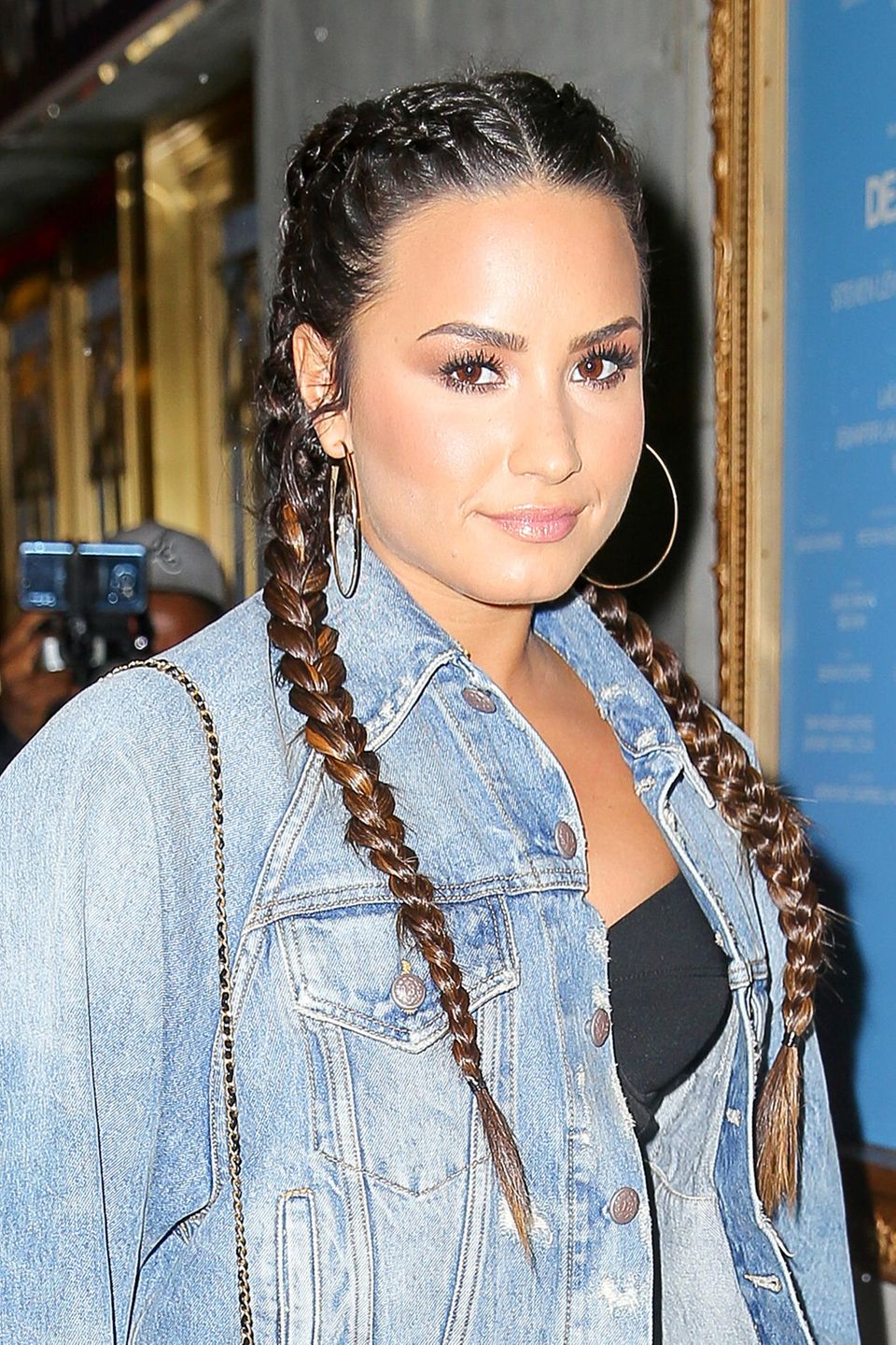 Aufwendig, aber eindrucksvoll! Boxer-Braids sind für Langhaarige wie Demi Lovato eine tolle Styling-Variante.