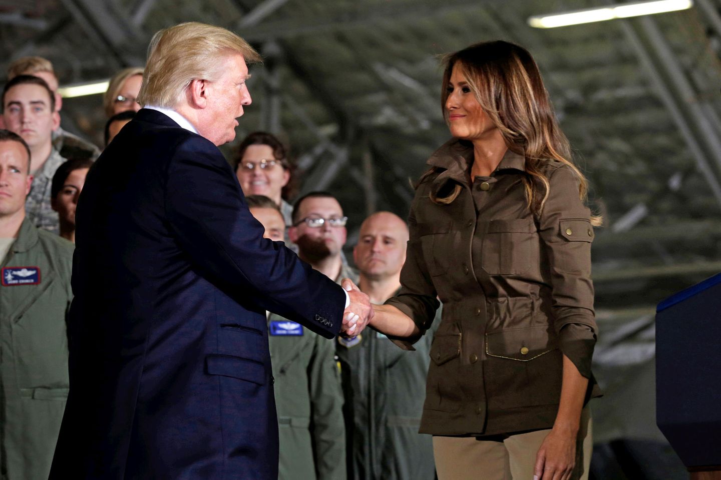 Donald und Melania Trump irritieren am 15. September mit diesem seltsamen Handschlag. Der war aber nicht der einzige Fauxpas...