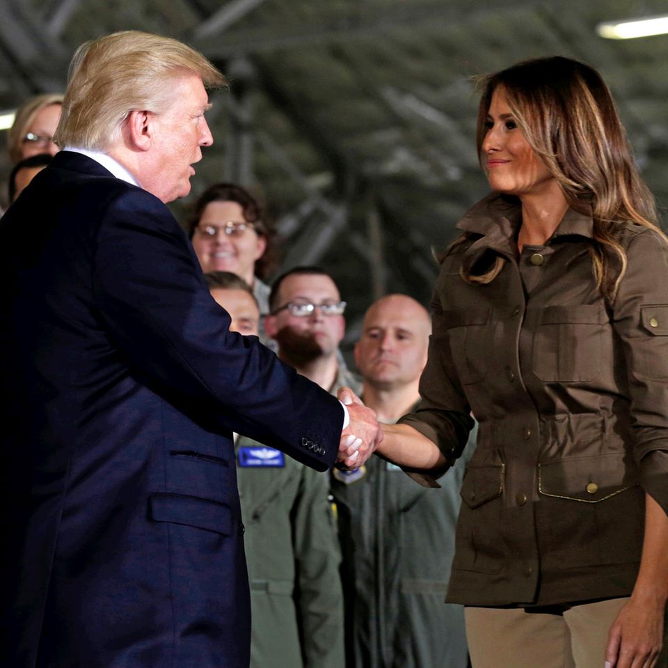 Donald und Melania Trump irritieren am 15. September mit diesem seltsamen Handschlag. Der war aber nicht der einzige Fauxpas...