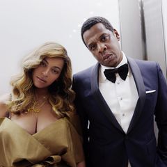 Gut drei Monate nach der Geburt der Zwillinge Rumi und Sir gönnen sich Beyoncé und Jay-Z eine Date Night. Das Oberteil von Queen Bey sitzt gefährlich tief und provoziert mit einem beachtlichen Dekolleté. Jay-Z hat sich mit Anzug und Fliege in Schale geschmissen: Gemeinsam besuchte das Paar eine Vorstellung am Broadway. 
