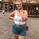 Plus-Size-Model und Beauty-Bloggerin Charlotte Kuhrt teilt ihre schönen Kurven regelmäßig mit inzwischen über 70.000 Followern und zeigt dabei gerne, was sie hat ... 
