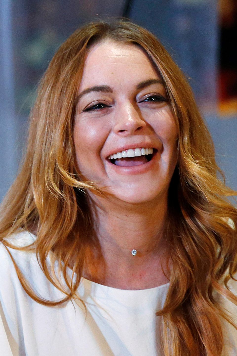 Die wilden Partynächte sind auch an Lindsay Lohan nicht vorbeigegangen, und schon früh hat sie diese Spuren mit kosmetischen Hilfmitteln zu bekämpfen versucht. Vor drei Jahren war dabei zumindest noch Natürlichkeit in ihrer Mimik, gerade beim Lachen zu sehen.