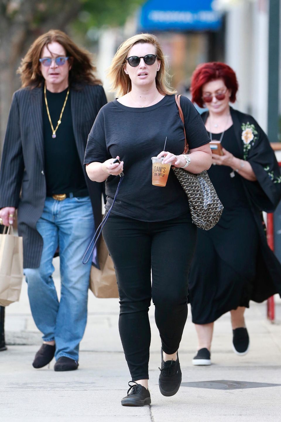 15. September 2017  Nach Bekanntgabe der jahrelangen Untreue gegenüber seiner Frau wollen Ozzy Osbourne und Sharon Osbourne jetzt gemeinsam um ihre Ehe kämpfen. Zusammen sind sie in Los Angeles unterwegs. 