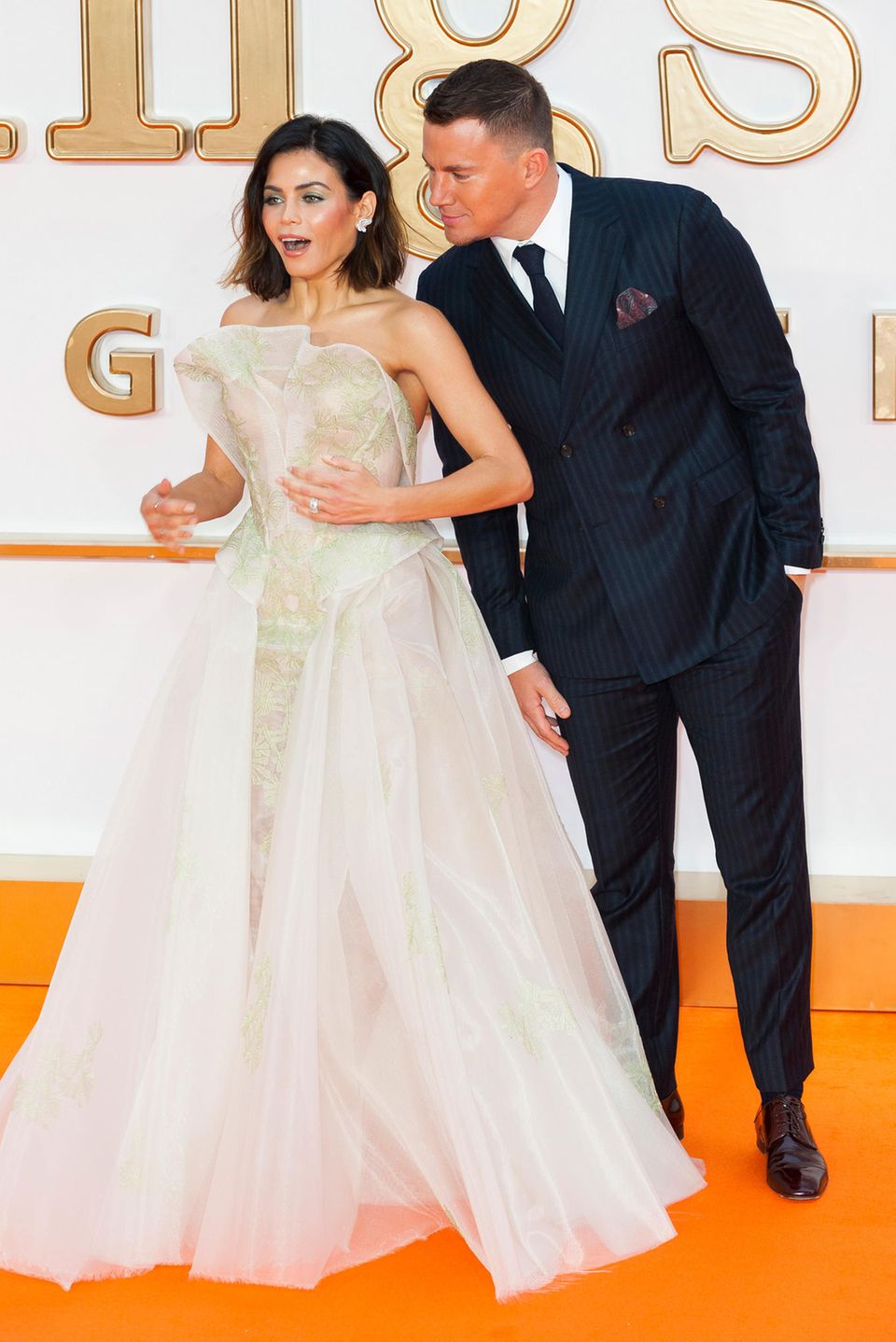 Der seriöse Nadelstreifen-Look könnte beinahe verschleiern, dass Channing Tatum eigentlich ein Spaßvogel ist, der gern mal seine schöne Frau Jenna erschreckt.