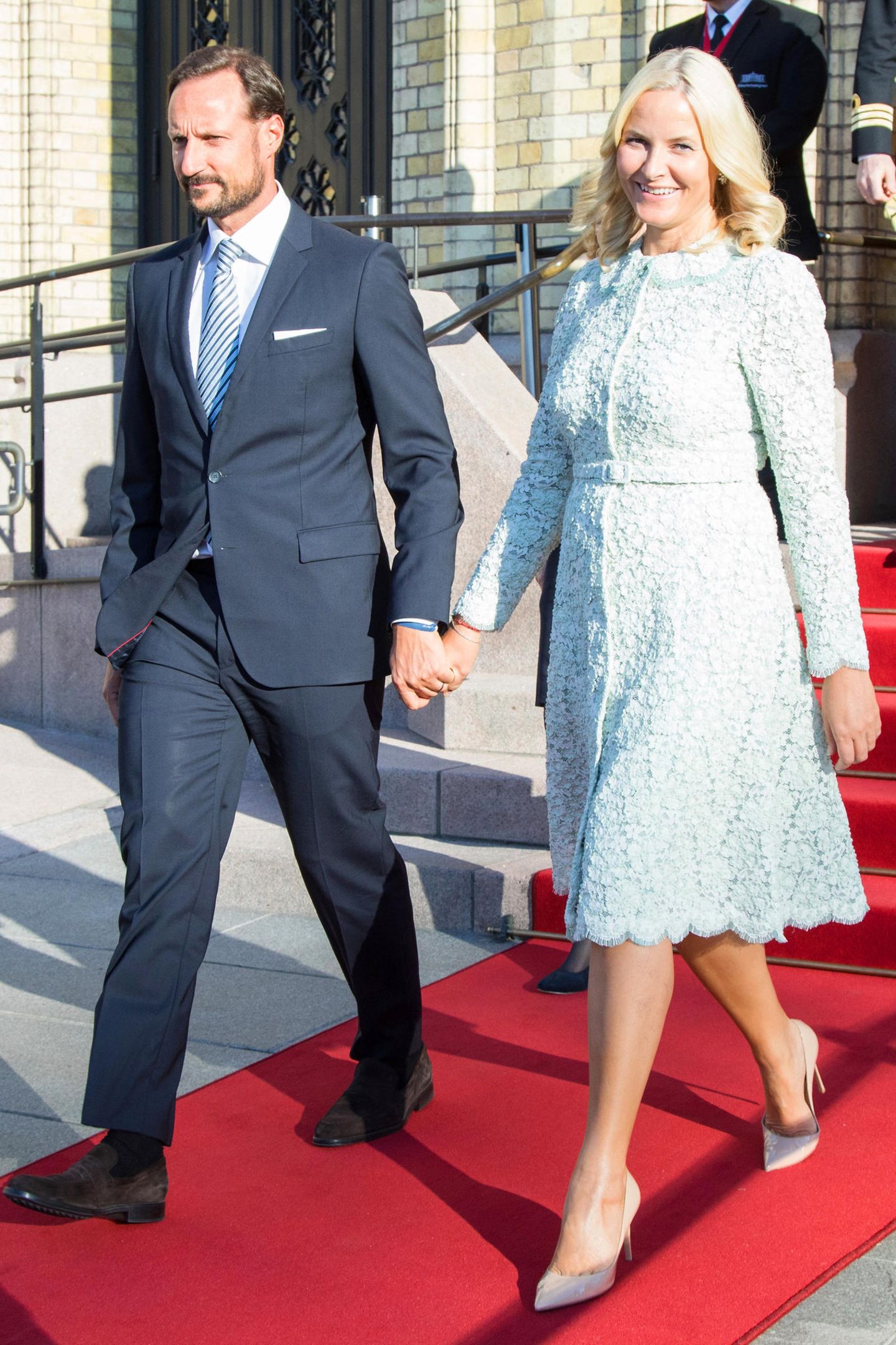 18. September 2017  Prinz Haakon und Prinzessin Mette-Marit kommen Hand in Hand zu der Enthüllung des Geschenks des Storting (Parlament) zum 80. Geburtstag von König Harald und Königin Sonja in Oslo. 