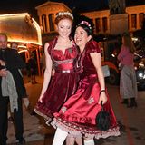 Die schönen, kirschroten Dirndl von Barbara Meier und Victoria Lauterbach sind sich wirklich zum Verwechseln ähnlich. Ob das für prominenten Oktoberfest-Besucherinnen ein Alptraum ist? Ganz und gar nicht, wie man den beiden bestens gelaunten Schönheiten beim Alm-Auftrieb ja ansehen kann.