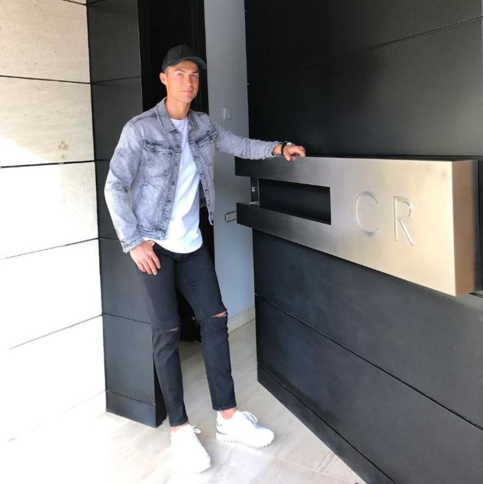 Seine Türklinke: Vor seiner extravaganten Eingangstür mit überdimensionierter Türklinke wirkt Cristiano Ronaldo fast wie ein Zwerg. Ein großer Sportler verdient eben auch einen großen Eingang.