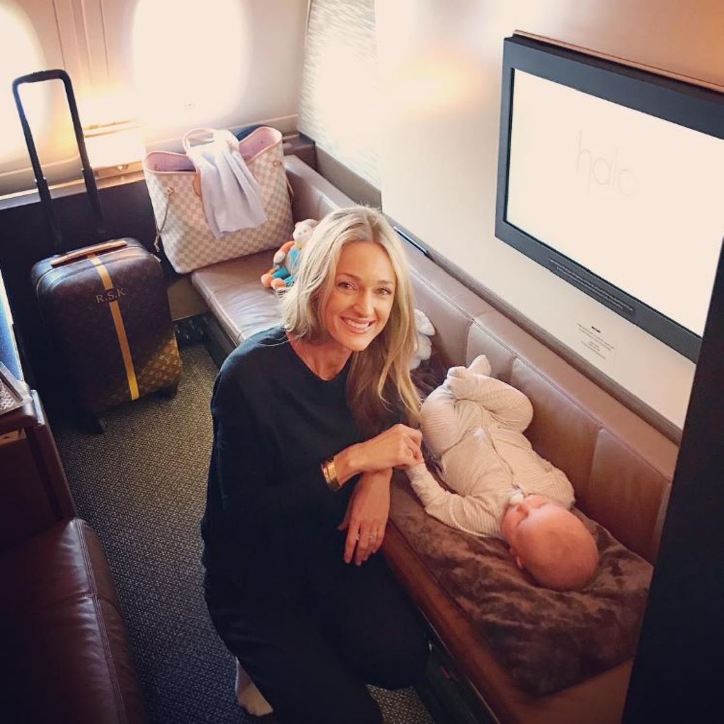 19. September 2017   Storm Keating ist total aufgeregt: Die Ehefrau von Sänger Ronan Keating macht ihre erste lange Reise mit Baby Cooper in Richtung Australien. Bisher schläft der Kleine tief und fest...