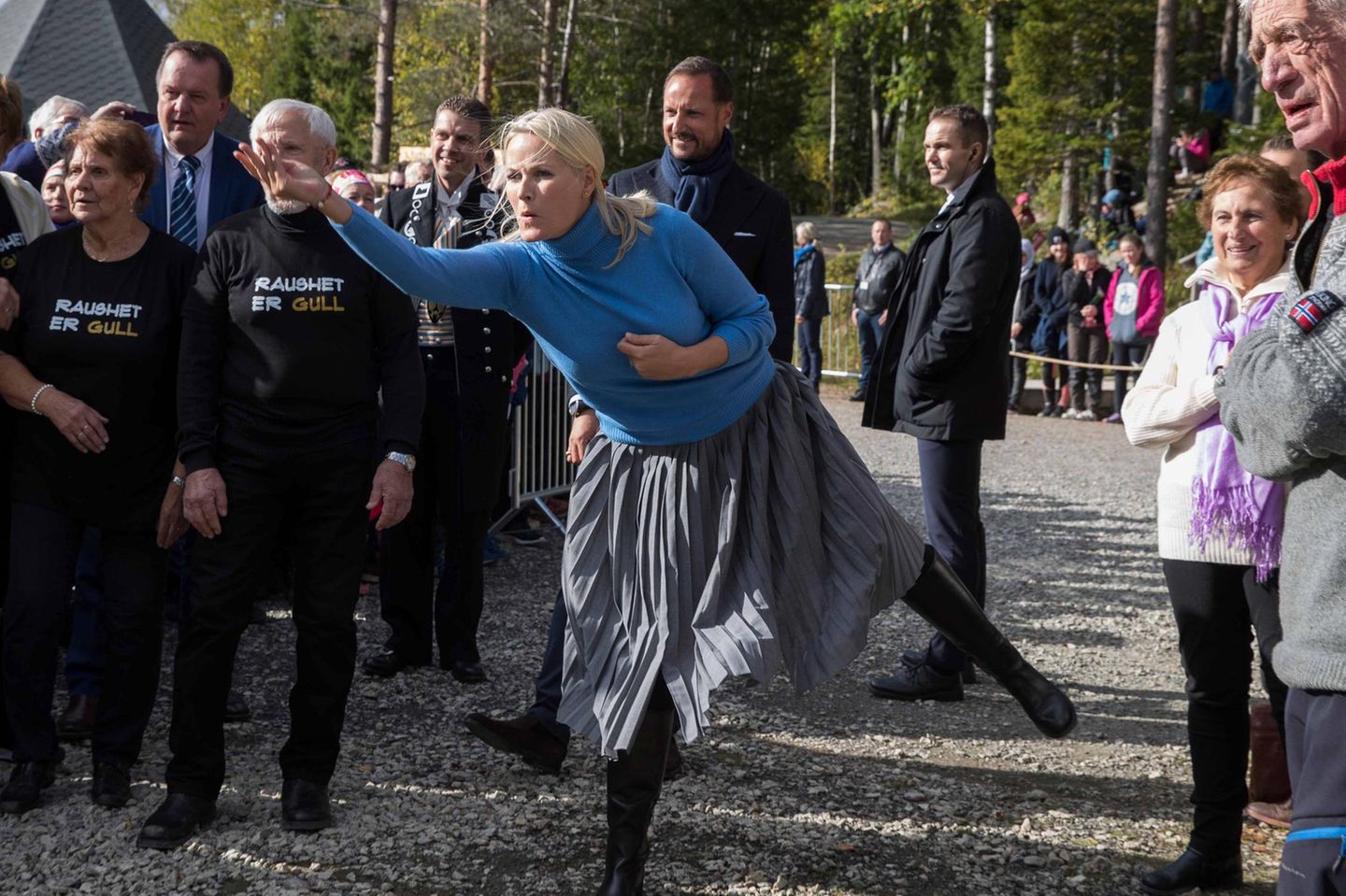 20. September 2017  Prinzessin Mette-Marit und Prinz Haakon besuchen Nord-Tröndelag. Die Prinzessin probiert sich im "Skotthyllkasting": Dabei müssen mittels einer Metallscheibe kleine Pfähle getroffen werden. Ein kniffeliges Unterfangen!