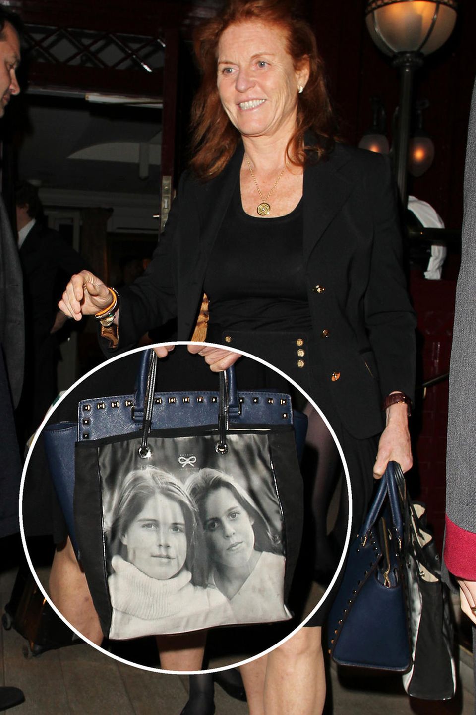 Sarah Ferguson zeigt sich während der Londoner Fashion Week bei einer Party mit einer Tasche, die ein Foto ihrer Töchter Beatrice und Eugenie aufgedruckt hat. Das Modell selbst stammt von der britischen Designerin Anya Hindmarch, bekommt aber durch das Foto einen persönlichen Touch. Sarah Ferguson zeigt sich während der Londoner Fashion Week bei einer Party mit einer Tasche, die ein Foto ihrer Töchter Beatrice und Eugenie aufgedruckt hat. Das Modell selbst stammt von der britischen Designerin Anya Hindmarch, bekommt aber durch das Foto einen persönlichen Touch.