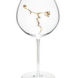 Kostbar: Jedes Glas beinhaltet eine vergoldete Weinranke, passend zur jeweiligen Rebsorte und zum Glas. Ab 180 Euro, wineartobjects.com