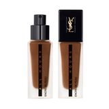 Mattiert und schützt vor freien Radikalen: "Encre de Peau All Hours" von Yves Saint Laurent, 22 Nuancen, ca. 49 Euro, ab Oktober