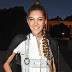 Paulina Swarovski gibt dem typischen Wiesn-Flechtwerk ein modernes Update: Sie setzt auf einen lockeren Fischgrät à la Rapunzel.