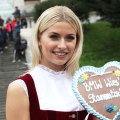 Es muss nicht immer die pompöse Hochsteckfrisur zum Dirndl sein. Das beweist auch Lena Gercke, die ihr Haar einfach offen trägt und elegant hinter die Ohren steckt.