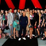 Das große Abschlussfoto mit all seinen Models ist für Star-Designer Giorgio Armani eine schöne Tradition geworden.