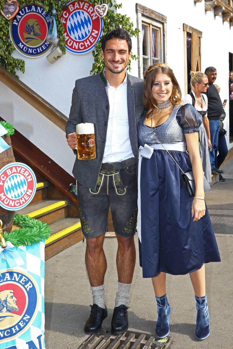 Augen zu und durch?  Ganz im Gegenteil! Dem Grinsen auf Mats Hummels Gesicht nach zu urteilen genießt er das Oktoberfest-Treffen des FC Bayern mit seiner Cathy sichtlich.