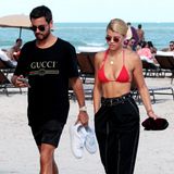 Scott Disick und Sofia Richie zeigen zwar erst seit kurzem ihre Zuneigung füreinander in der Öffentlichkeit, am Strand von Miami konnte man jetzt aber schon sehen, dass die beiden sich farblich aufeinander abstimmen, hier sportlich in Schwarz und Rot. 