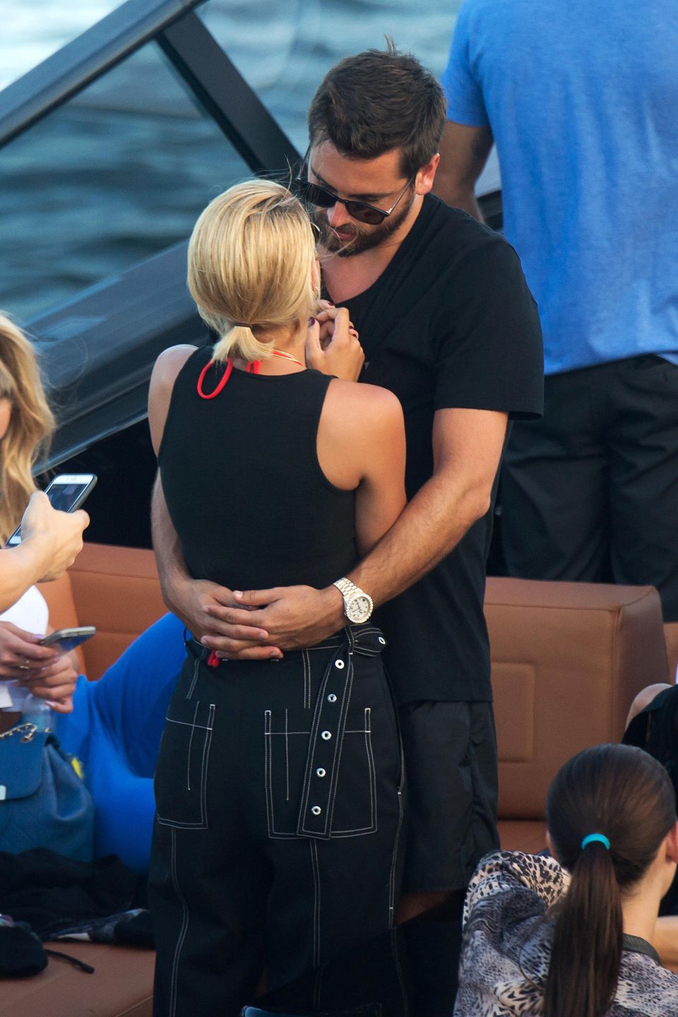Später auf einem Boot sieht man dann beim Knutschen sehr schön, dass sich Sofia und Scott farblich komplett einig sind. Später auf einem Boot sieht man dann beim Knutschen sehr schön, dass sich Sofia und Scott farblich komplett einig sind.