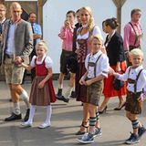 Bayern-Spieler Arjen Robben steht auf der Wiesn plötzlich nicht mehr im Fokus. Er bekommt Konkurrenz von seinen süßen Kids, Lynn, Luka und Kai, die ihn und Mama Bernadien begleiten und alle Blicke auf sich ziehen.