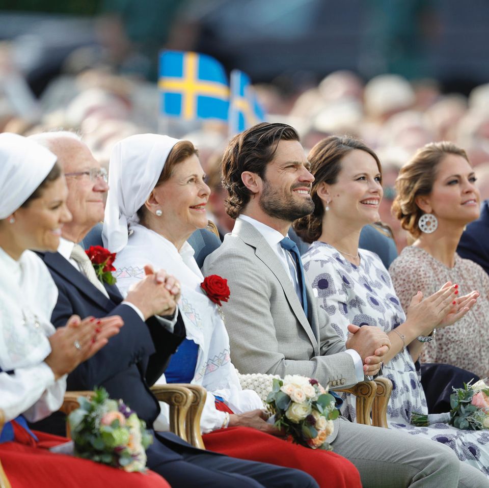 Die schwedischen Royals (v.l.n.r.): Prinzessin Viktoria, König Carl Gustaf, Königin Silvia, Prinz Carl Philip und Ehefrau Prinzessin Sofia, Prinzessin Madeleine und Ehemann Chris O'Neill 