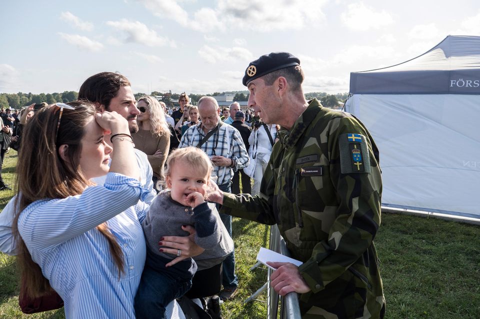 25. September 2017  Erst vor drei Wochen ist Prinzessin Sofia von Schweden wieder Mutter geworden, nun ist sie schon wieder mit Prinz Carl-Philip auf einem Event in Stockholm unterwegs. Beim Verteidigungstag, einem Militärevent zur Information der Bevölkerung, sieht Sofia auch schon wieder superschlank aus