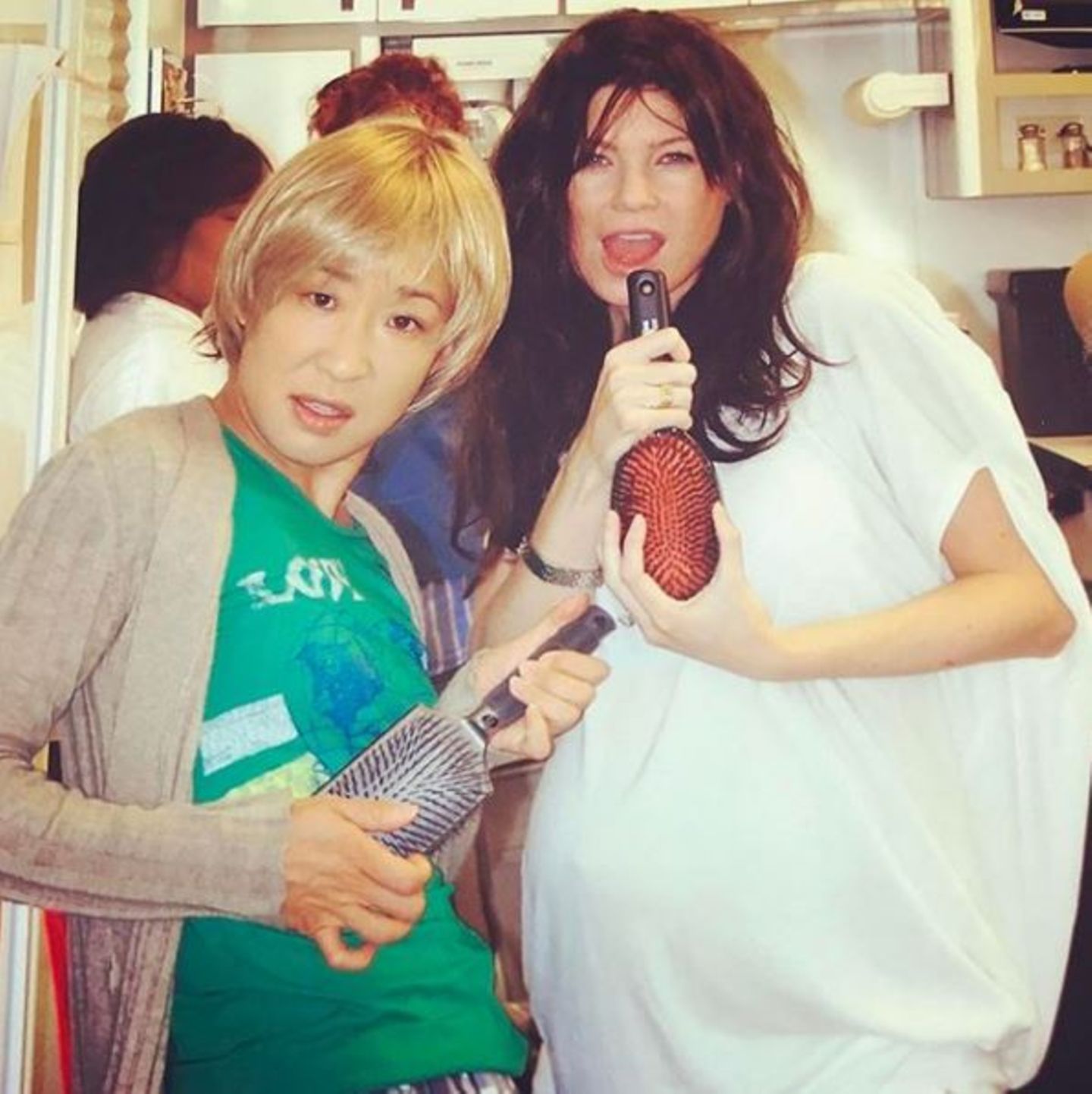 28. September 2017  Ellen Pompeo postet auf Instagram dieses lustige Throwback, das sie und Sandra Oh am Set von "Grey's Anatomy" zeigt. Darauf stellen sie ihre Girlband-Qualitäten super lustig unter Beweis.