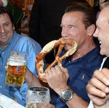 Stärkung für den Terminator: Arnold Schwarzenegger tankt nicht nur etwas Bier sondern auch neue Brezn-Kräfte.