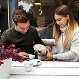 28. September 2017  Mario Götze und Ann-Kathrin Brömmel geben auf Instagram nicht nur ein supersüßes Paar sondern auch eine niedliche Kleinfamilie ab. Zusammen mit ihrem Hündchen geben sie ein entzückendes Dreiergespann ab.