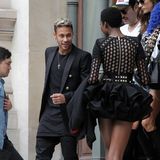 Fußball-Superstar Neymar flirtet vor der Balmain-Show noch mit Topmodel Herieth Paul.