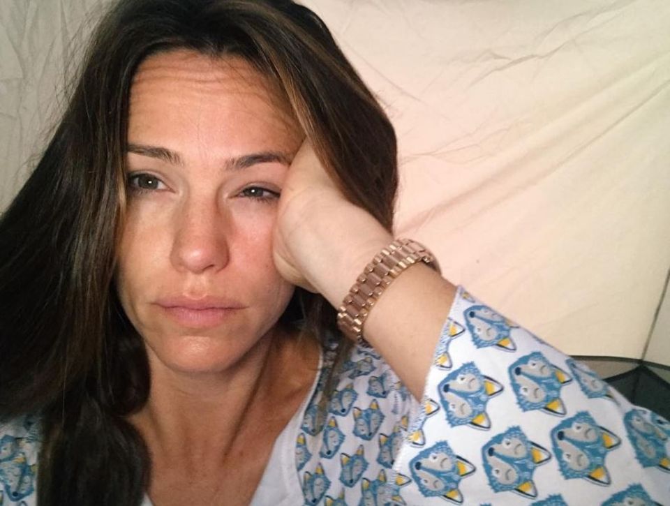 Jennifer Garner als Kind: Jennfier Garner zeigt sich müde und ungeschminkt mit zerzaustem Haar. "Ich habe einen Kaffee nie mehr gebraucht, als nach diesem Tag", schreibt Dreifach-Mama Jennifer Garner unter dieses Bild. Sie zeigt sich müde und ungeschminkt mit zerzaustem Haar auf Instagram.