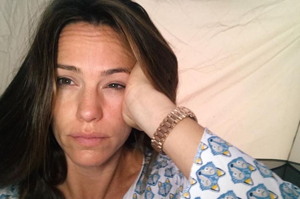 "Ich habe einen Kaffee nie mehr gebraucht, als nach diesem Tag", schreibt Dreifach-Mama Jennifer Garner unter dieses Bild. Sie zeigt sich müde und ungeschminkt mit zerzaustem Haar auf Instagram. 