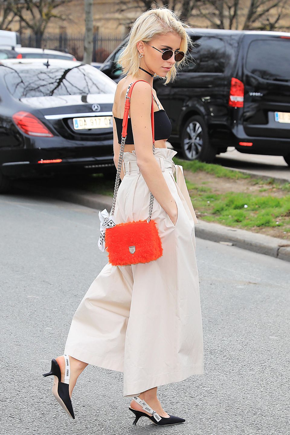 Caro Daur trägt zur weiten Hose Dior-Sling-Pumps und eine Tasche in Knallfarbe
