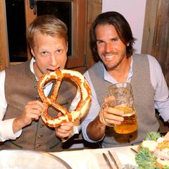 Im Käferzelt lassen es sich Oliver Pocher und Tommy Haas bei Brezeln und Bier gut gehen. 