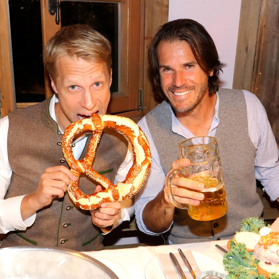Im Käferzelt lassen es sich Oliver Pocher und Tommy Haas bei Brezeln und Bier gut gehen. 
