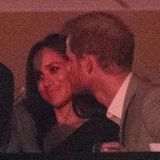 30. September 2017  Auf der Zuschauertribüne küsst Prinz Harry Meghan Markle auf die Wange. Die "Suits"-Schauspielerin strahlt dabei über beide Ohren. Wir hoffen in Zukunft noch viele weitere dieser zauberhaften Bilder zu Gesicht zu bekommen. 
