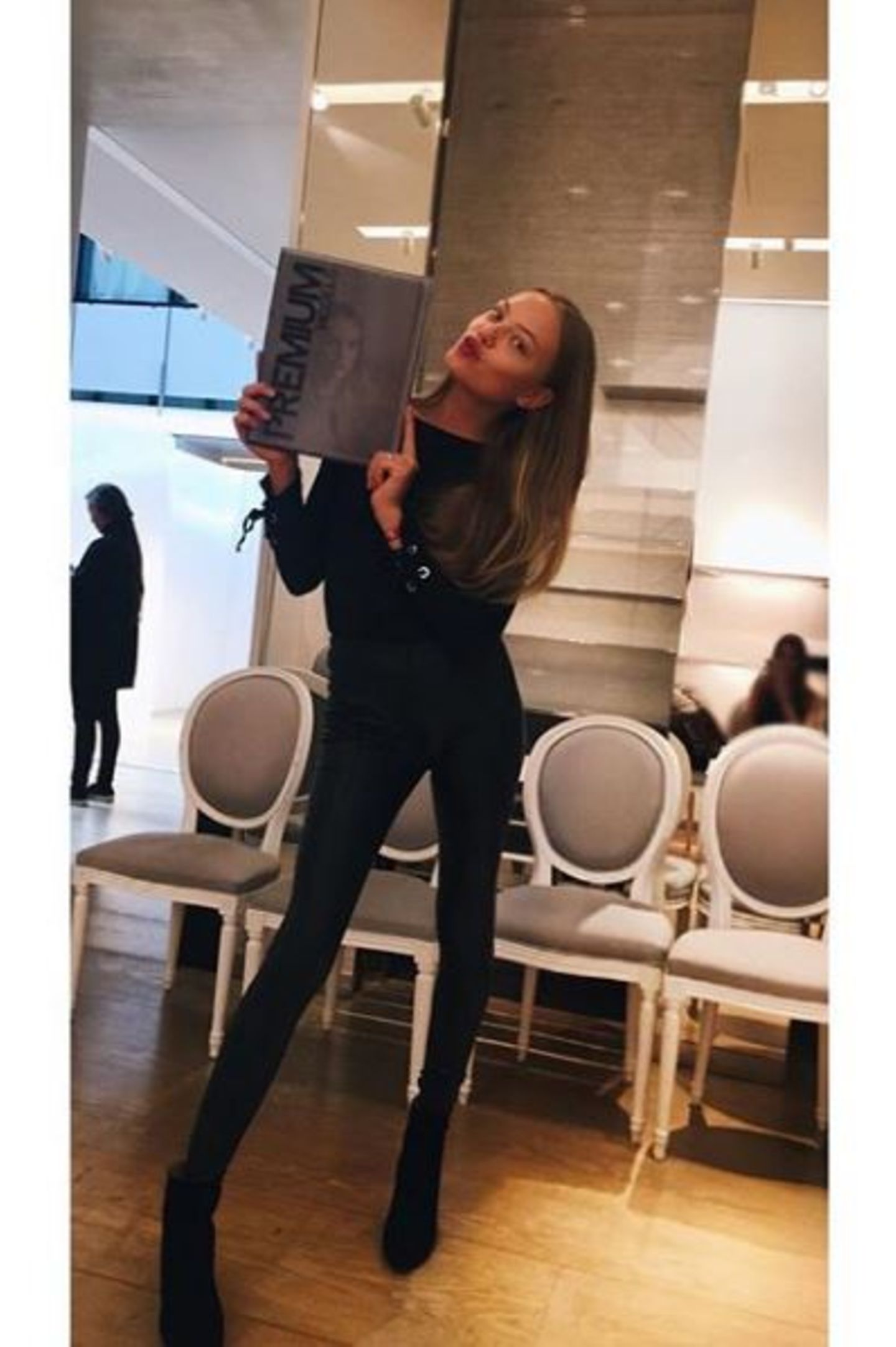 26. September 2017  Cheyenne Ochsenknecht ist noch vor der Fashion Week in Paris, um hier Modelsjobs zu ergattern und sich bei den Castings vorzustellen. Mit Erfolg: Sie darf für Kaviar Gauche auf den Runway.
