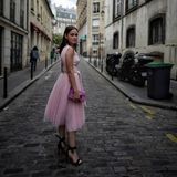 1. Oktober 2017  Schauspielerin Emilia Schüle setzt hingegen auf einen verträumten Ballerina-Look und läuft so durch die Gassen der französischen Hauptstadt. So ist sie auf dem Weg zu der Schau von Kaviar Gauche.