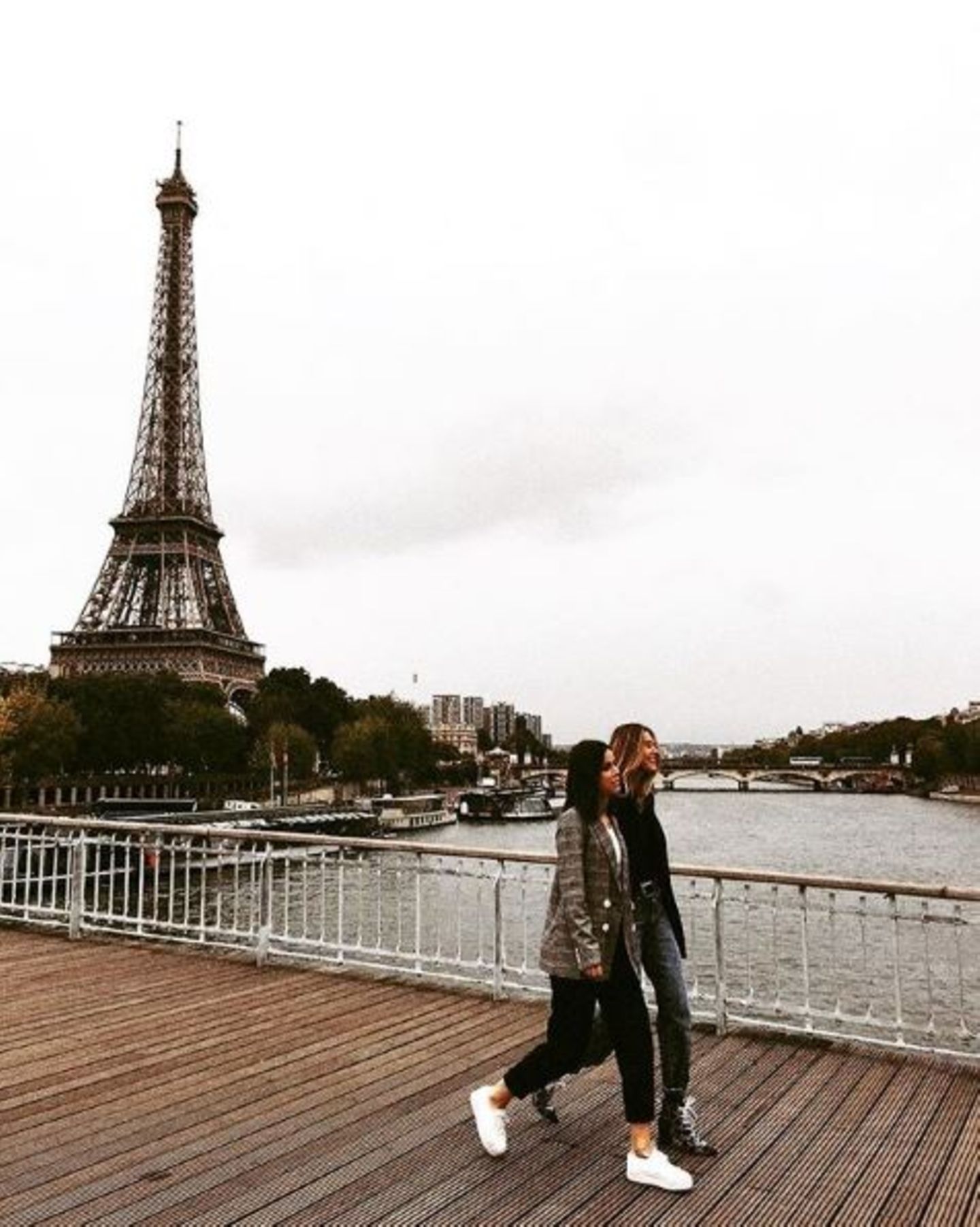 1. Oktober 2017  Lena Meyer-Landrut und Stefanie Giesinger sind beide in Paris, um während der Fashion Week für L'Oréal über den Runway zu laufen. Privat führen die Bretter, die die Welt bedeuten, für sie jedoch am Eiffelturm vorbei. Herrlich!