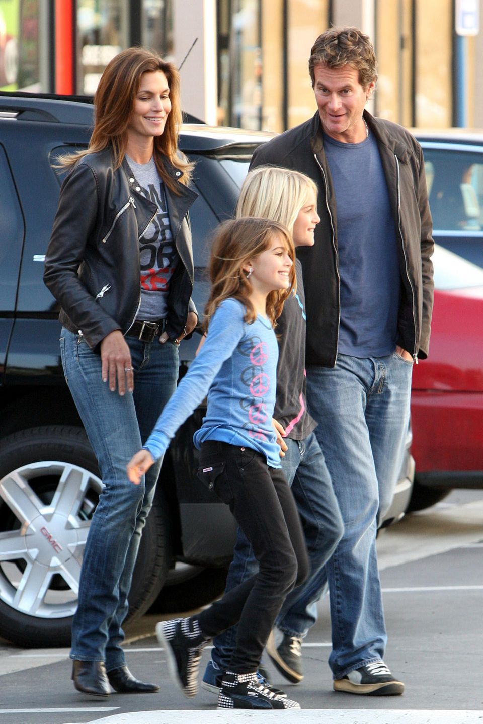 Jeans, Shirt und bequeme Schuhe, in diesem Style war sich Familie Crawford-Gerber immer schon einig, auch hier 2009 in Malibu.