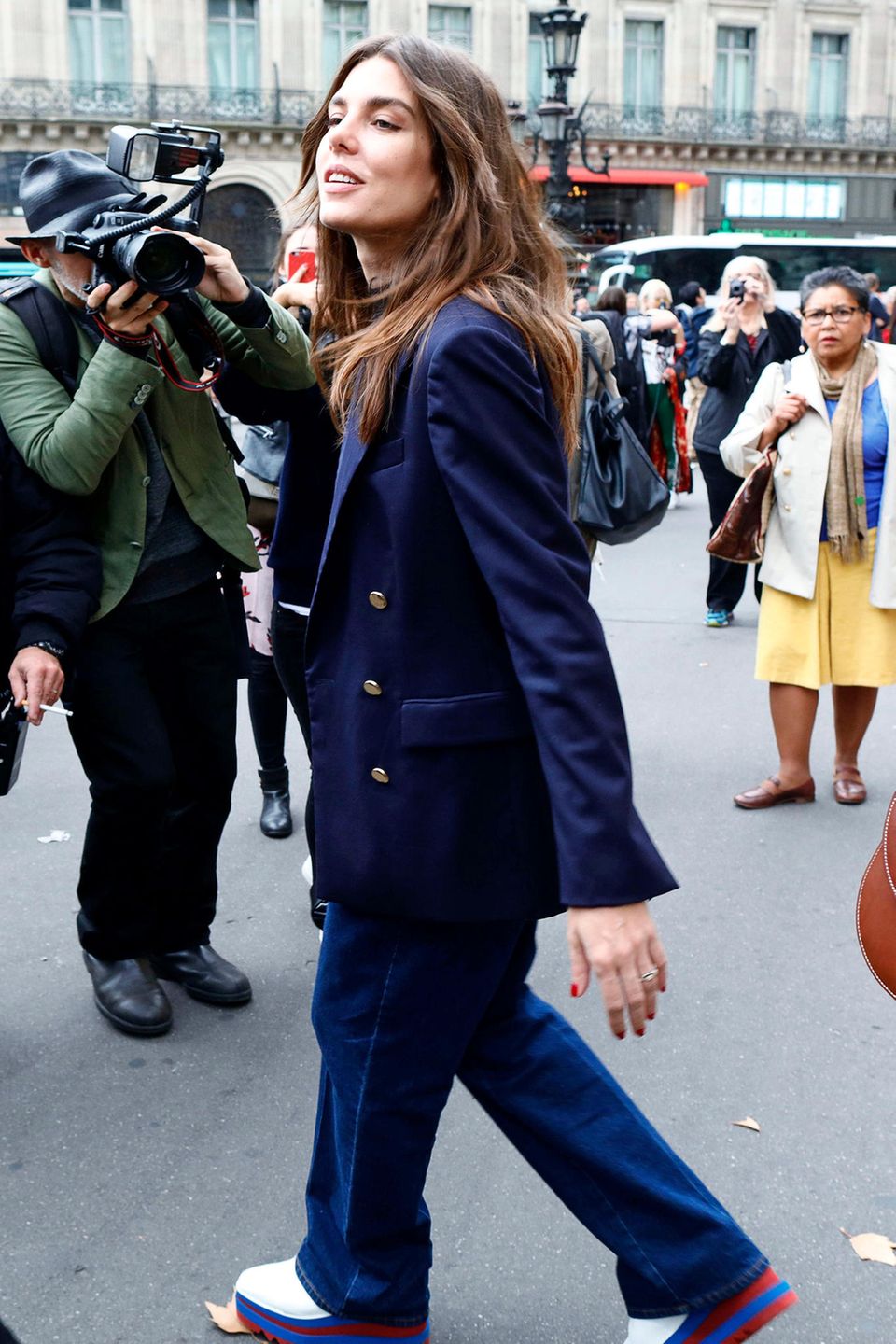 Auf dem Weg zur Fashion Show von Stella McCartney in Paris wird Charlotte Casiraghi von den Streetstyle-Fotografen abgelichtet. Kein Wunder, ihre Plateauschuhe sind schließlich auch ein echter Hingucker und zudem ein stylischer Kontrast zu ihrem sonst in Blautönen gehaltenen Outfit.  
