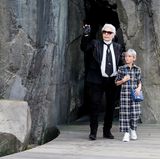 Zusammen mit Patenkind Hudson Kroenig grüßt Star-Designer Karl Lagerfeld seine Fans aus der Felsspalte.