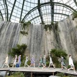 Die Kulisse der Chanel-Show ist mit Fels und Wasserfällen auch in dieser Saison nicht Geringeres als beeindruckend.