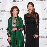 Bei der Gala der "World Childhood Foundation" in New York bezaubert nicht nur die schwangere Prinzessin Madeleine im schwarzen, spitzenbesetzen Abendkleid auf dem roten Teppich, sondern auch ihre Mutter Königin Silvia im floralen Glamour-Look mit grünem Seidenschal.