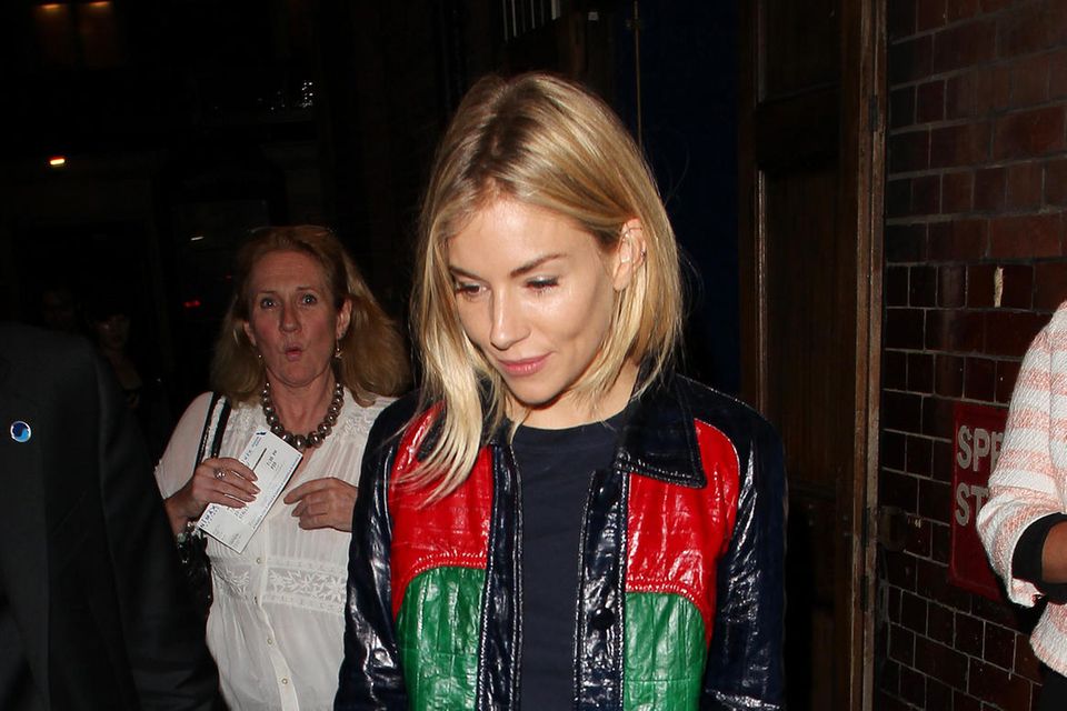 Style-Blog: Sienna Miller trägt zu ihrer Gucci-Lederjacke die passenden Loafer und eine schmale Jeans Sienna Miller trägt zu ihrer Gucci-Lederjacke die passenden Loafer und eine schmale Jeans