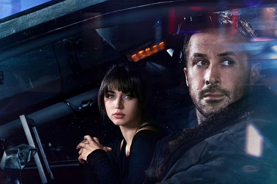 Blade Runner K (Ryan Gosling) und seine Hologramm-Frau (Ana de Armas) haben eine unglaubliche Entdeckung gemacht