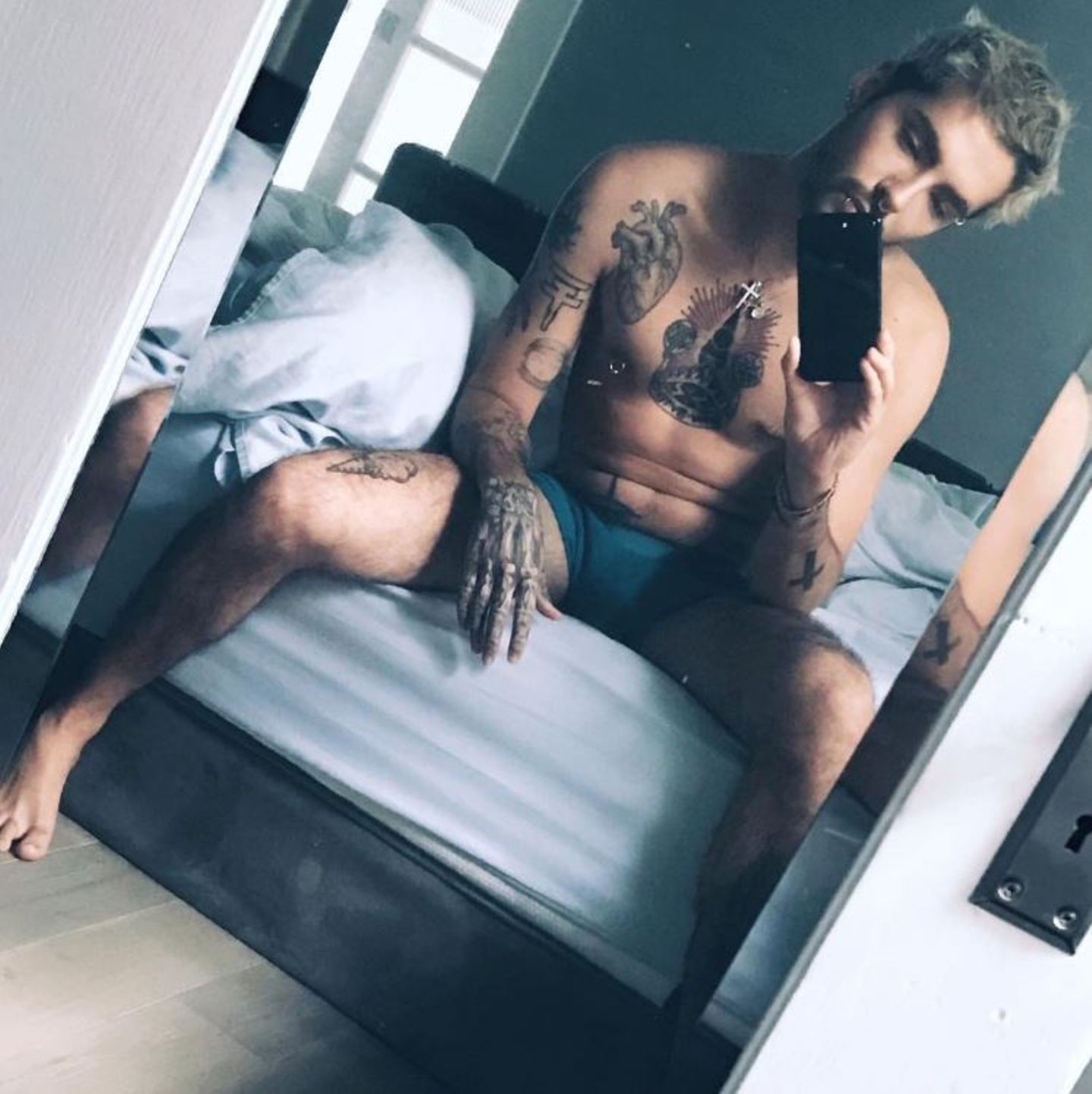 Guten Morgen, du Nackedei: Bill Kaulitz, Frontmann der Band "Tokio Hotel", erfreut seine weiblichen Fans mit einem freizügigen Selfie. 
