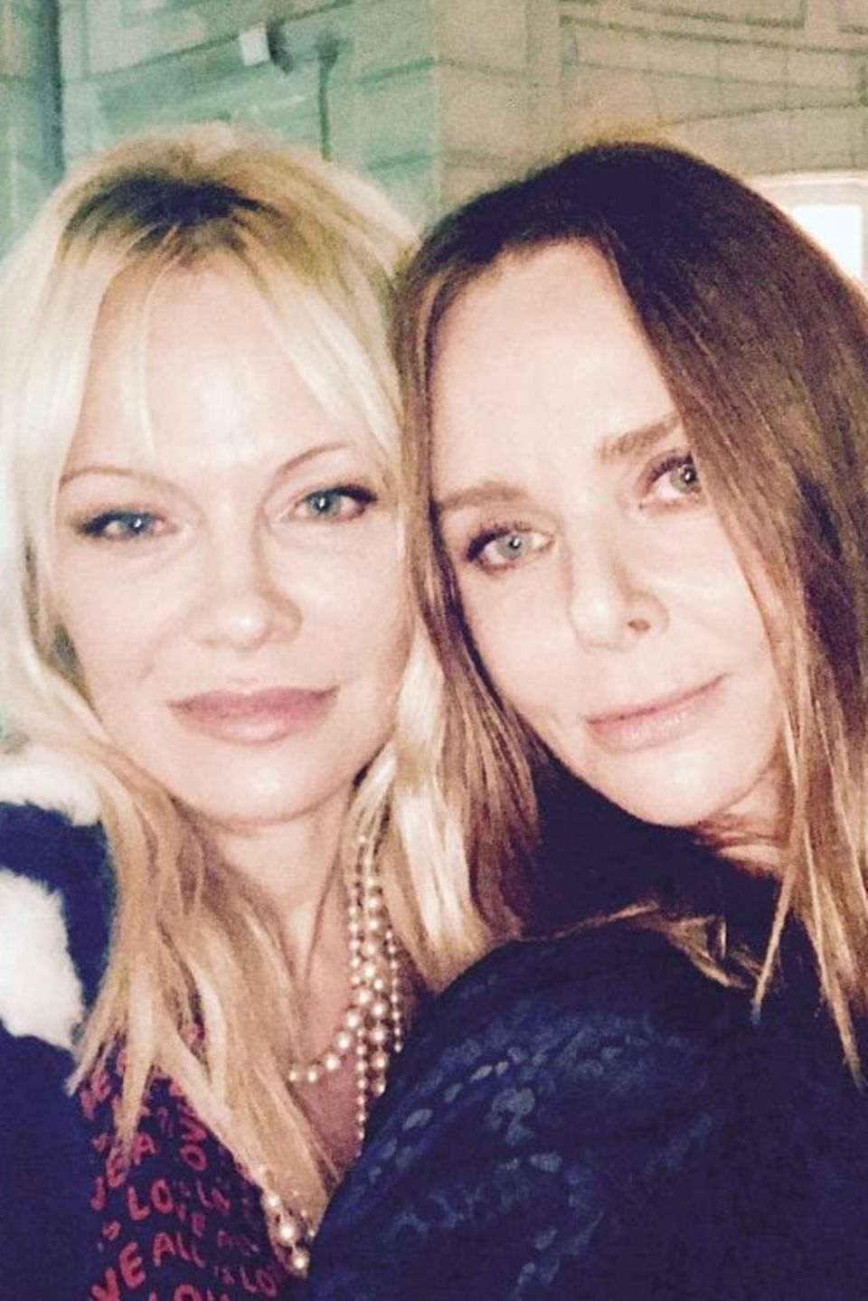 Pamela Anderson und Stella McCartney   Die sexy Schauspielerin und die britische Modedesignerin haben eine ganz besondere Verbindung: den Tierschutz. Gemeinsam setzen die Powerfrauen sich leidenschaftlich für die Organisation PETA ein.